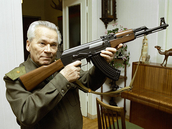 环球｜传奇步枪AK-47诞生70年，俄罗斯立世界枪王铜像