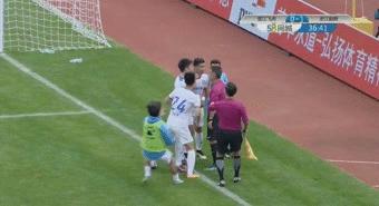 中甲保级战浙江毅腾球员疑似遭安保殴打，比赛一度中断