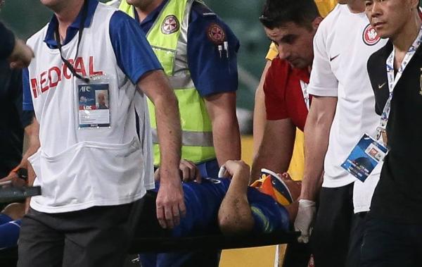 印尼传奇门将遭球场冲撞后身亡，守门员原来真是“弱势群体”
