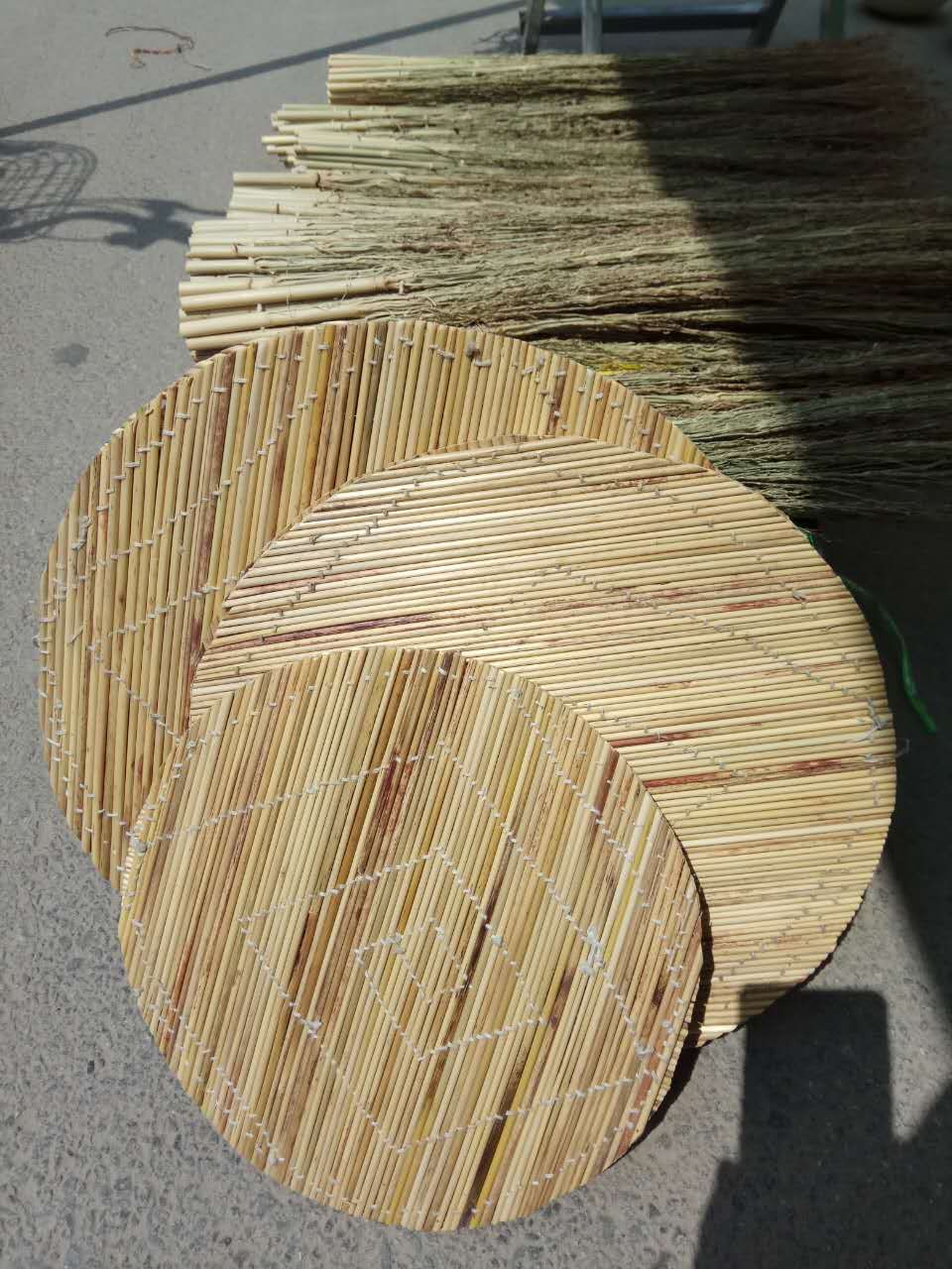 图中小的这个是蕉草杆缝制的盖帘,大妈要5块钱一个,笔者看见一妇女问