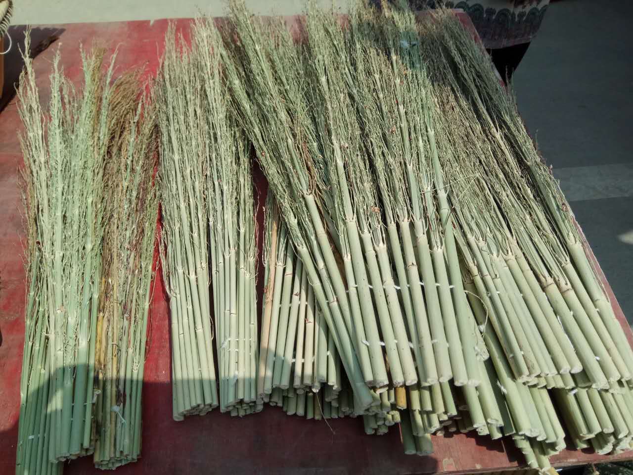 农村大妈赶集卖蕉草杆盖帘,高粱秆炊帚,5块钱一个遭人嫌