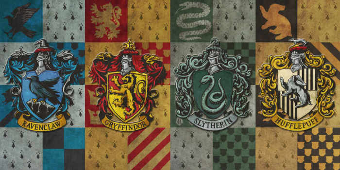 四大学院徽章格兰芬多代表火,拉文克劳代表风,赫奇帕奇代表土,斯莱特