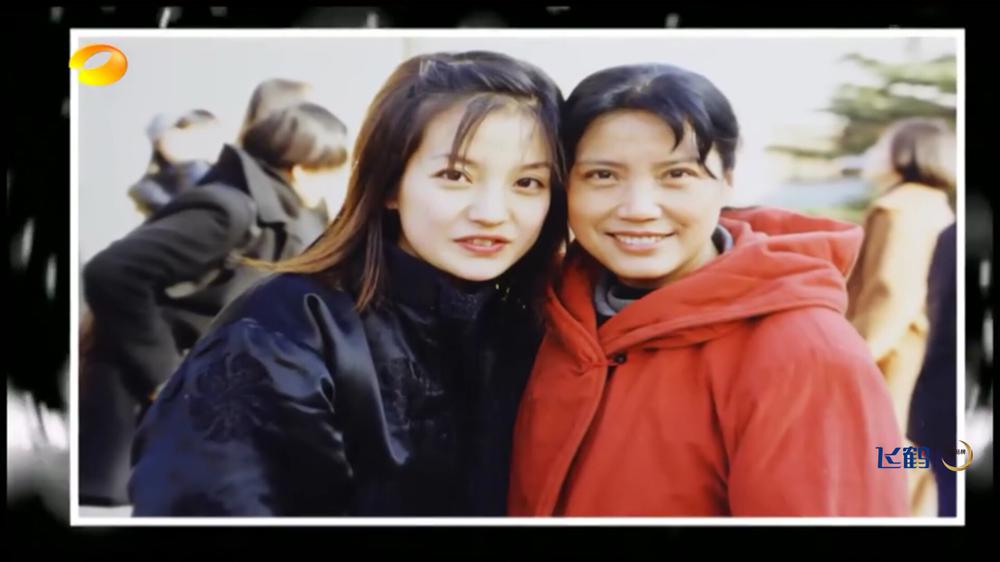 赵薇看大学照片忍不住眼红流泪,大学时候黄晓明比陈坤帅的多