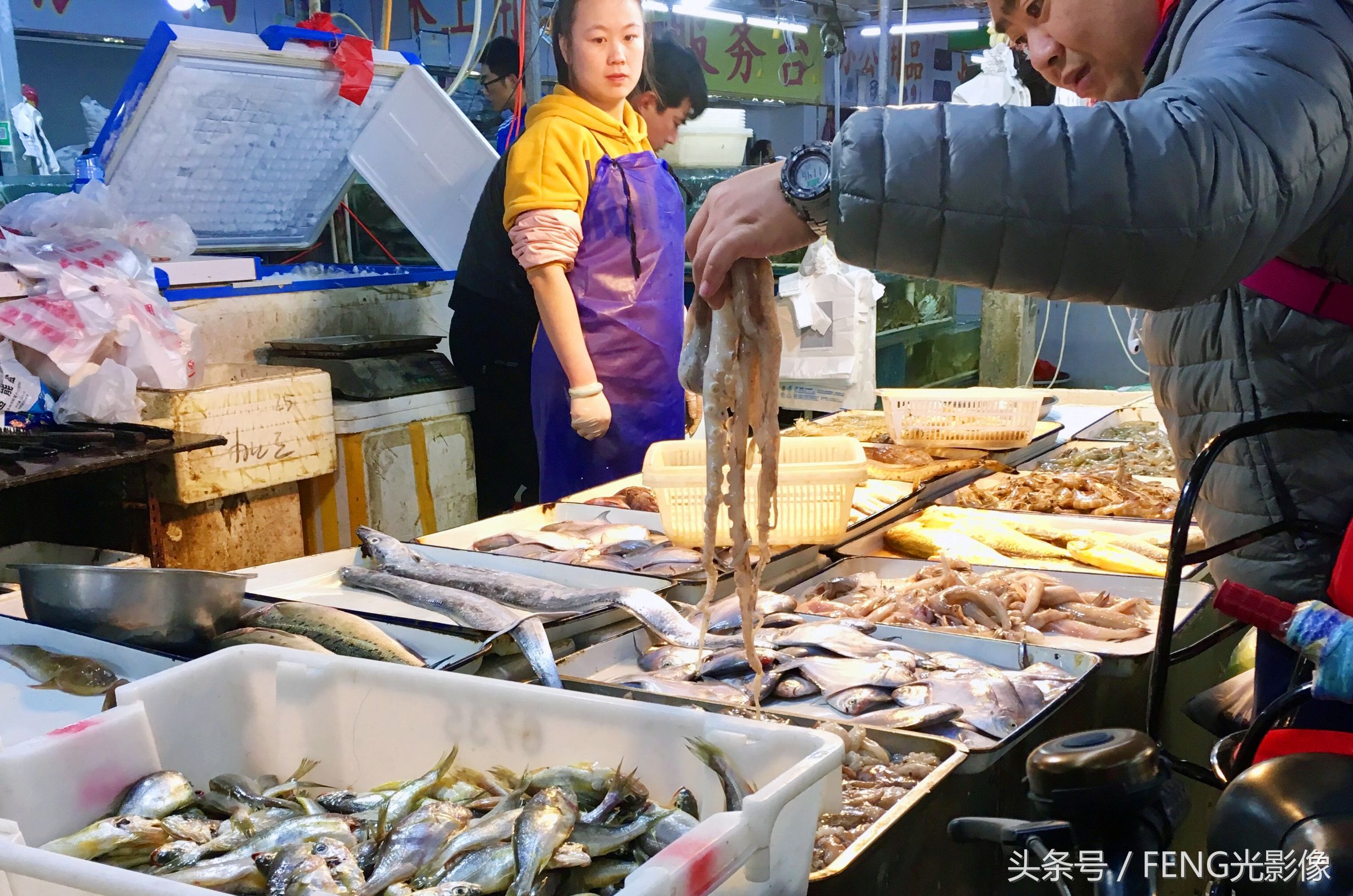 各种海鲜“相聚”北京一菜市场，引民众“抢购”，摊主日赚千元
