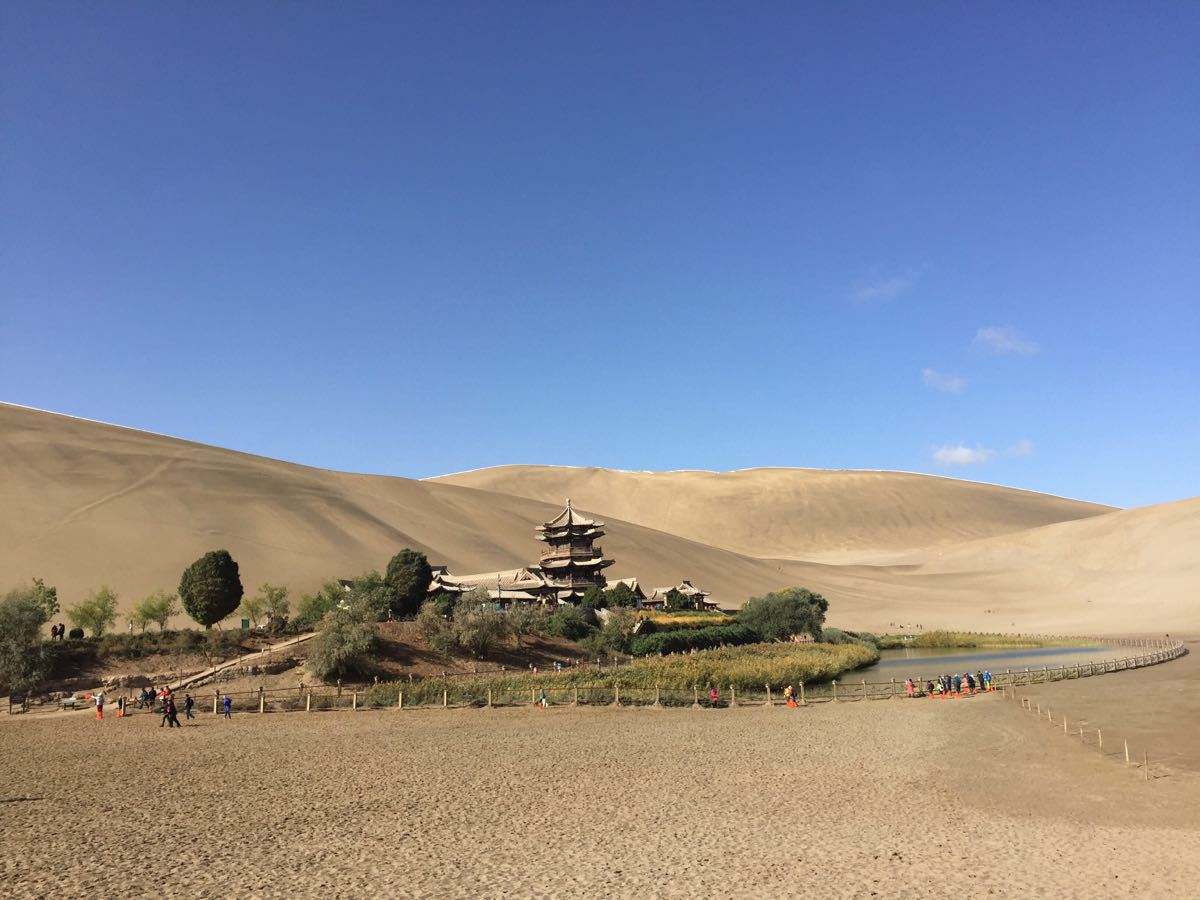 中国大漠戈壁中的"沙漠第一泉"——月牙泉