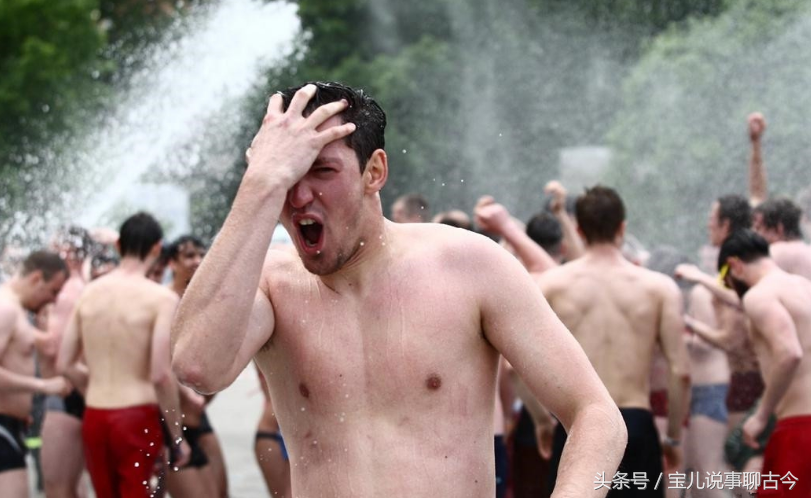 男大学生洗野澡图片「大学生几天洗一次澡最好」