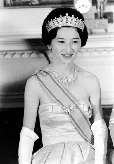 美智子：日本最美平民皇后，晚年坦言没爱过天皇，拒绝与天皇合葬