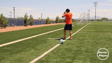 足球基础：如何用脚内侧踢出漂亮的弧线球？