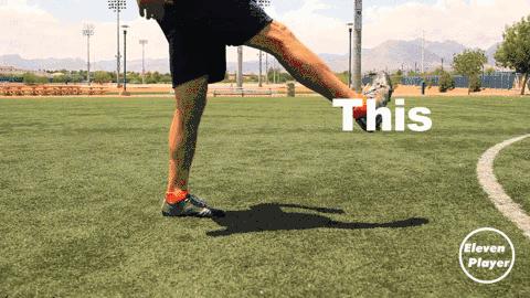 足球基础：如何用脚内侧踢出漂亮的弧线球？
