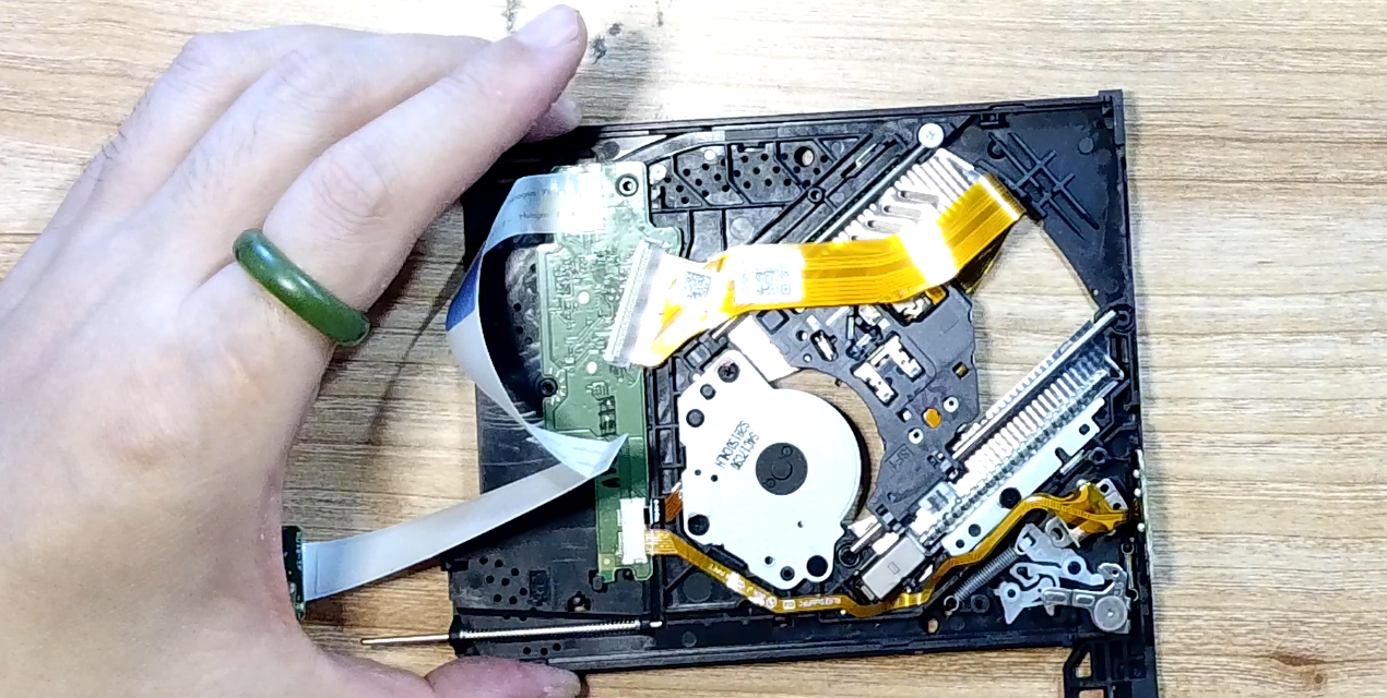 光驱的反面结构,能看到两根排线,左边白色的是电源 数据合一的线,.