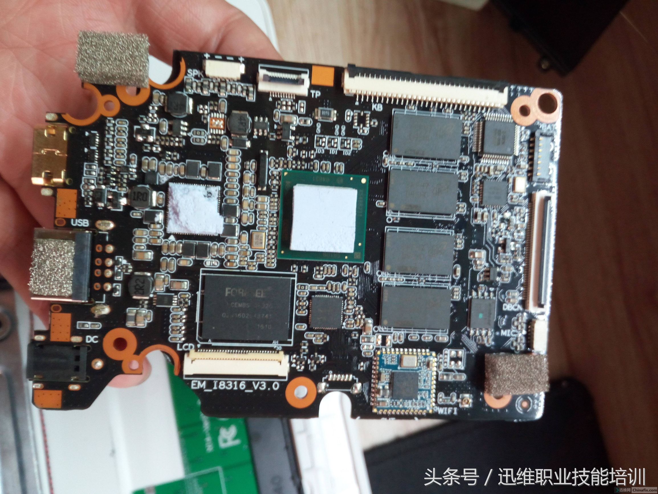 这款山寨假的笔记本电脑实际就是一个平板主板,再便宜也别买!