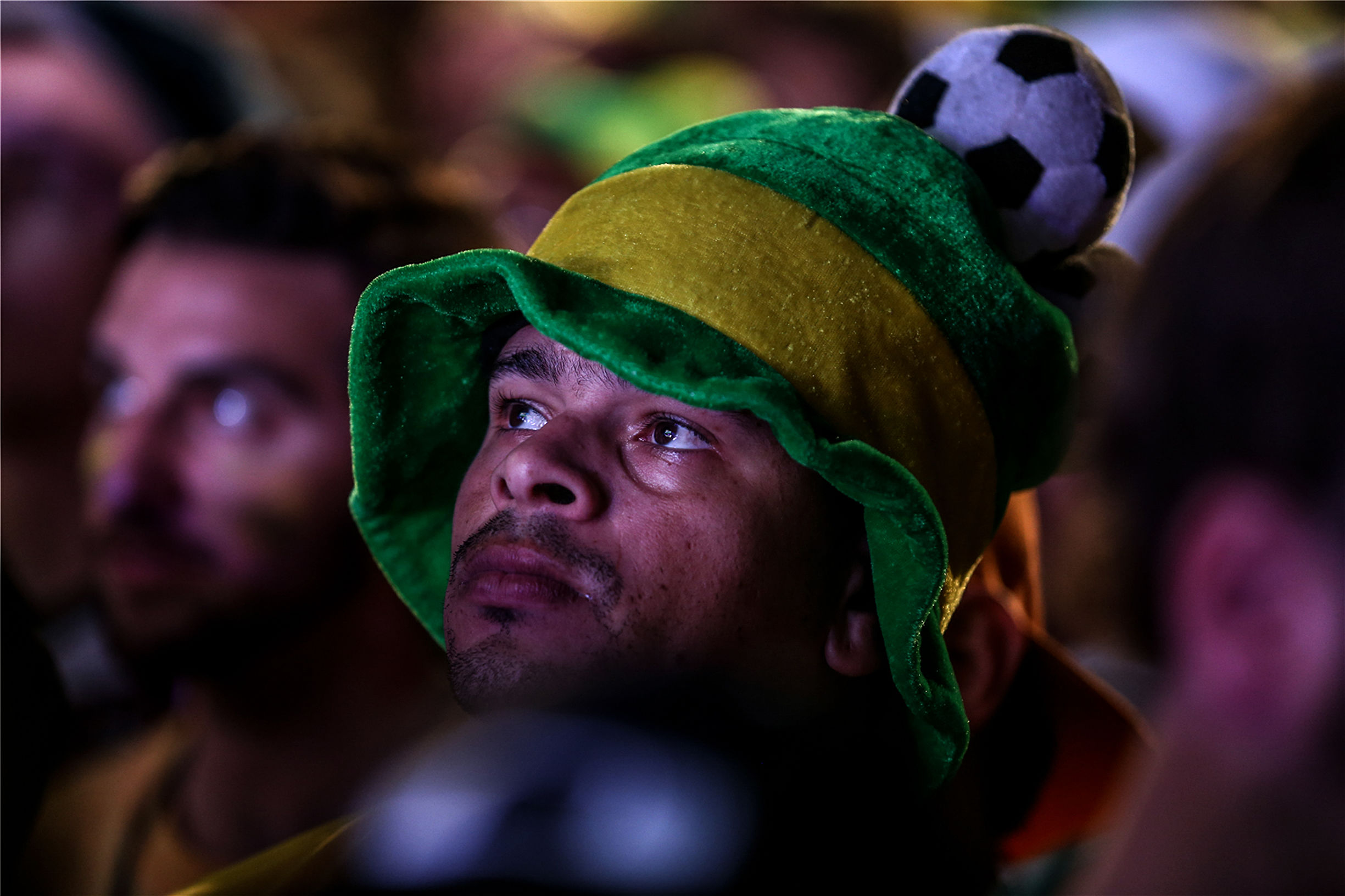 2014年世界杯巴西开幕式赛上，一双双眼睛里是对足球的热爱