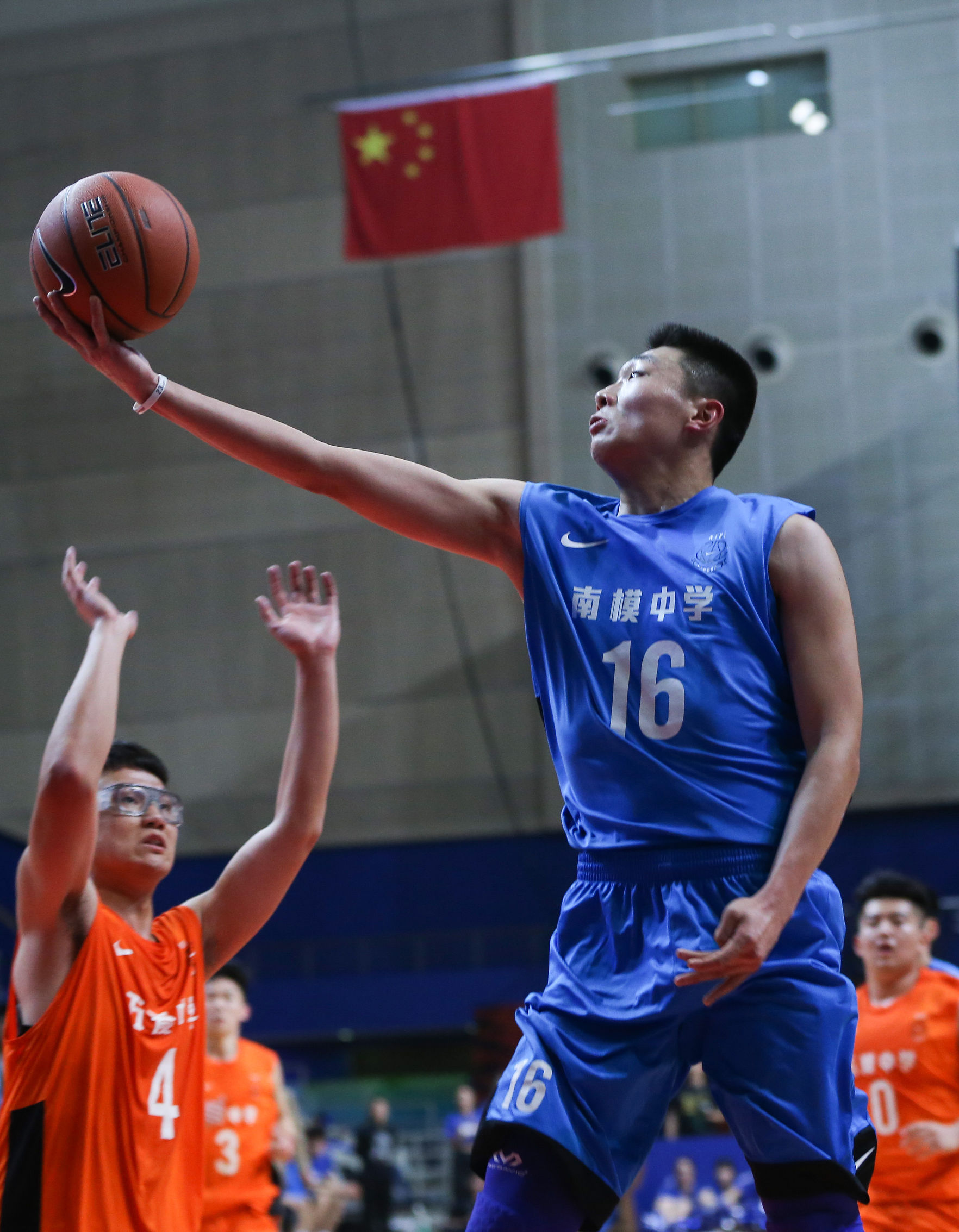 （体育）（1）篮球——耐克高中联赛上海赛区：南洋模范中学夺冠
