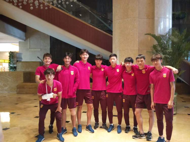 成耀东的中国U19连胜匈牙利英格兰乌拉圭夺冠，如果“熊猫杯”是世界杯就好了……