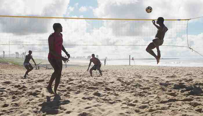 看着容易踢起来难！本报记者在里约海滩感受“足排球”