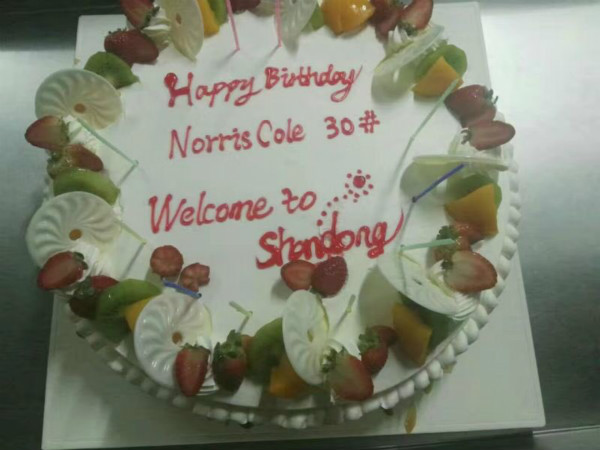 诺里斯-科尔过生日，山东队友为他准备了生日蛋糕