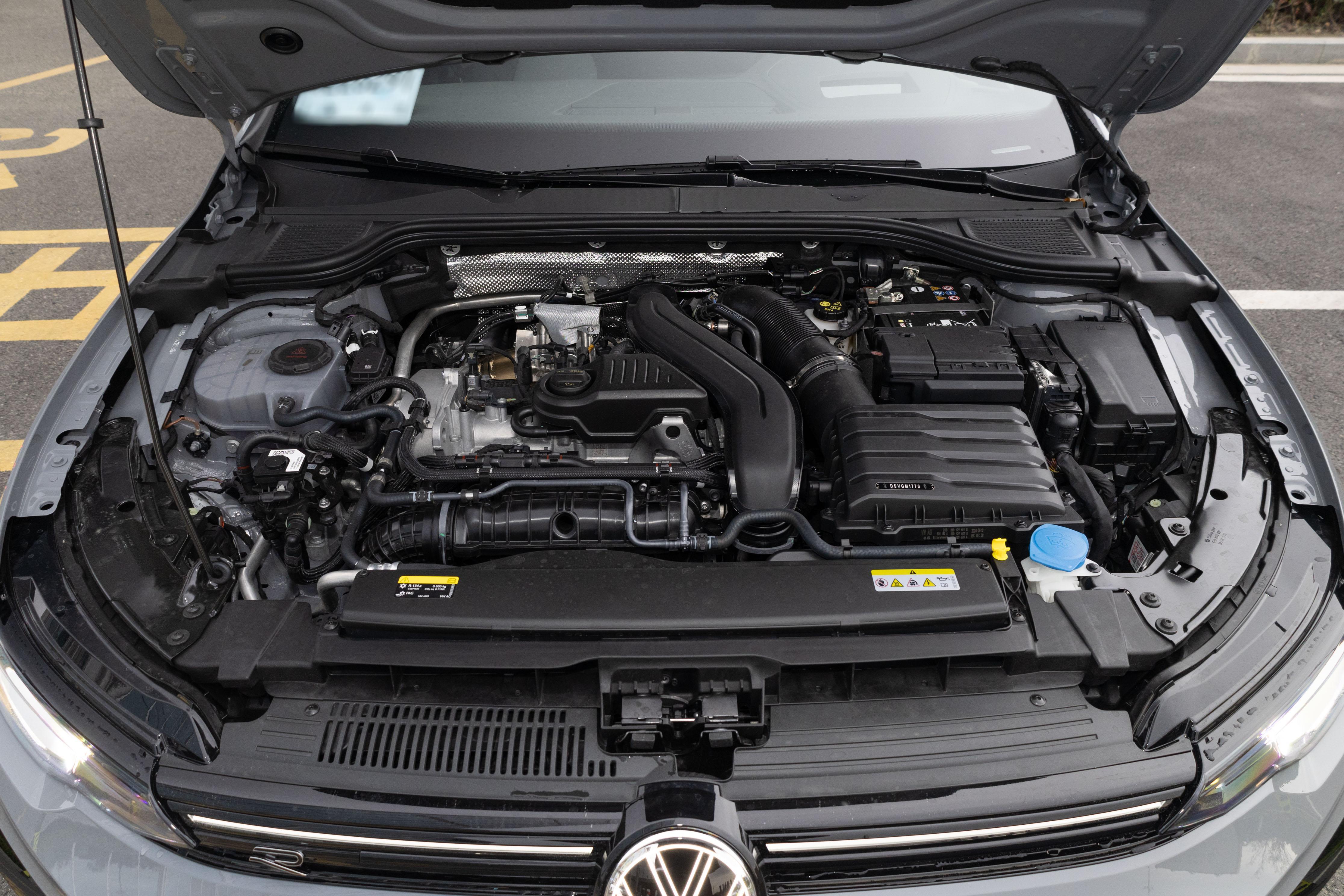 15.69万元 新款高尔夫300TSI R-Line上市 配置微调