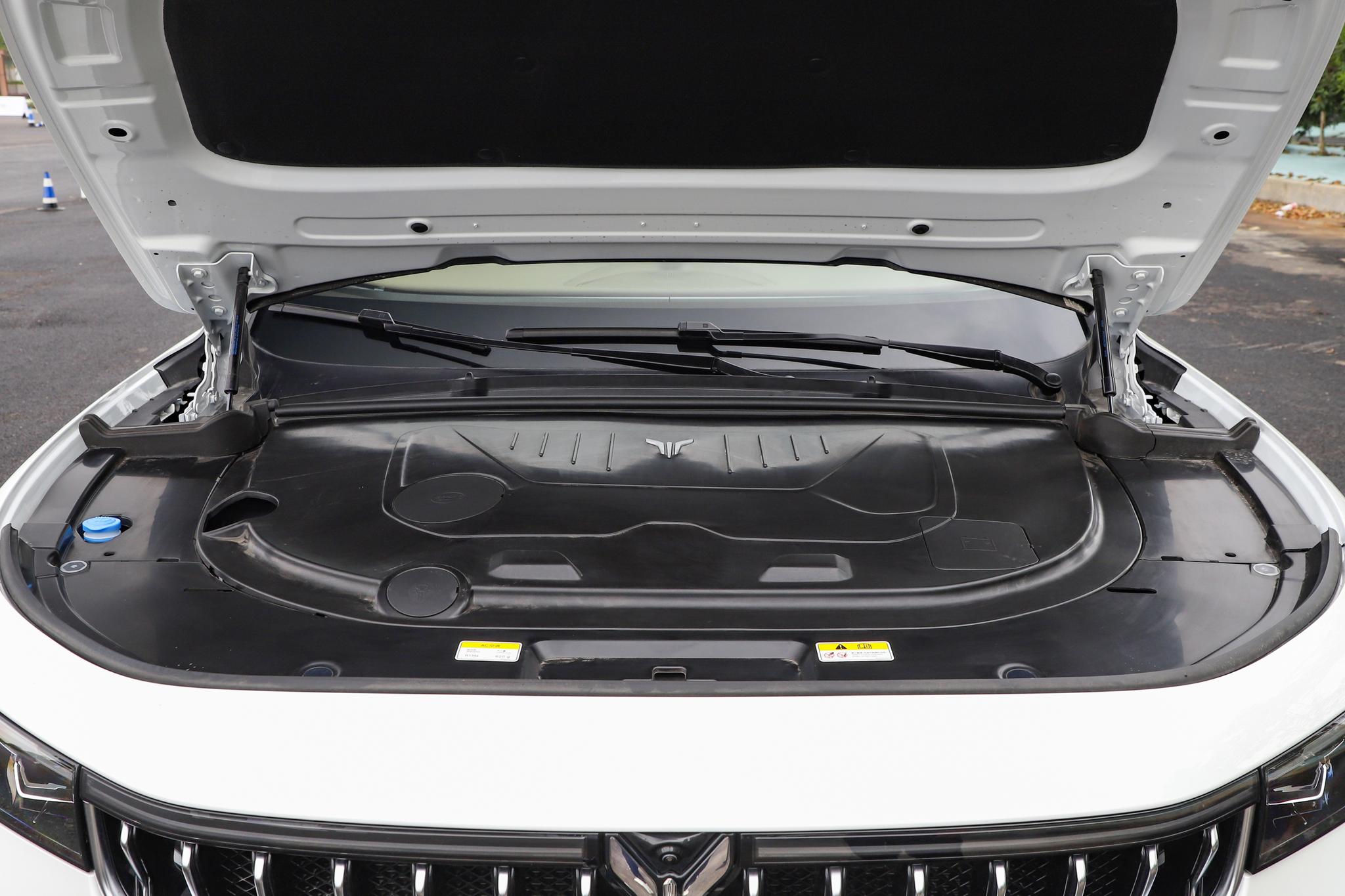 岚图FREE：配三联升降屏+空气悬挂+694马力，驾驶舒适性较好