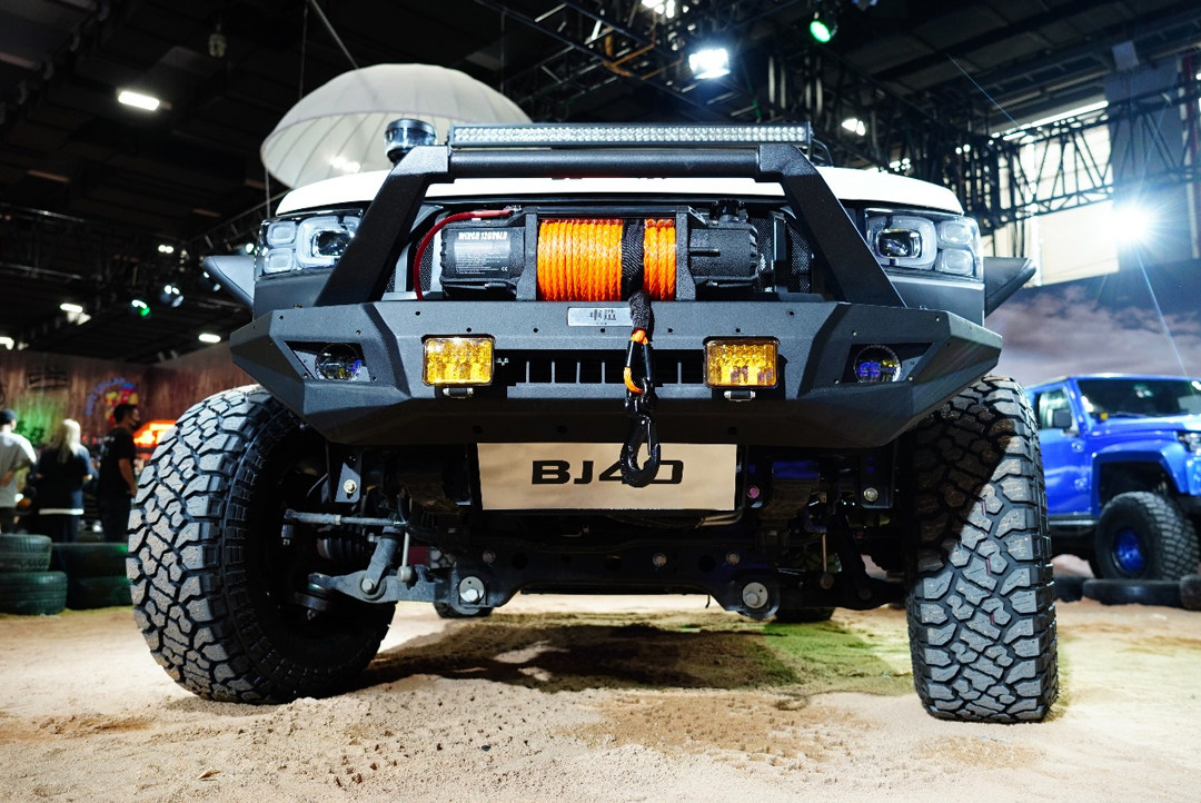 越野车过泥巴路(改装bj40战场装备丰富到爆棚,战狼看了直呼内行!