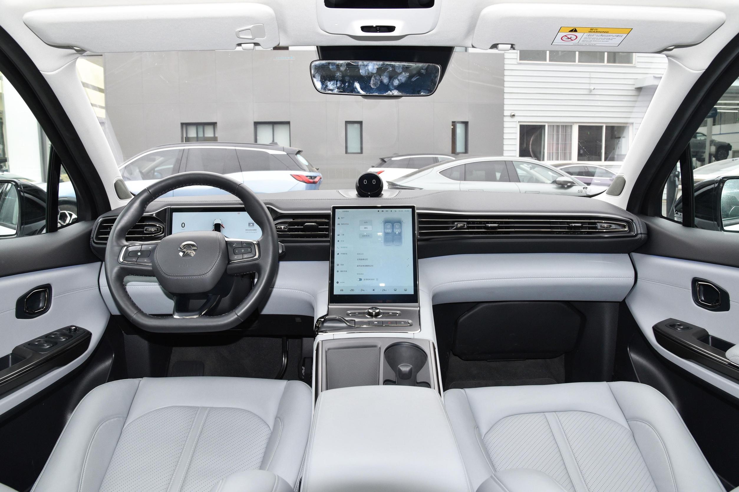 蔚来es6 2022款 600km 运动版,内饰方面,车内设计了贯穿式的线条,拉宽