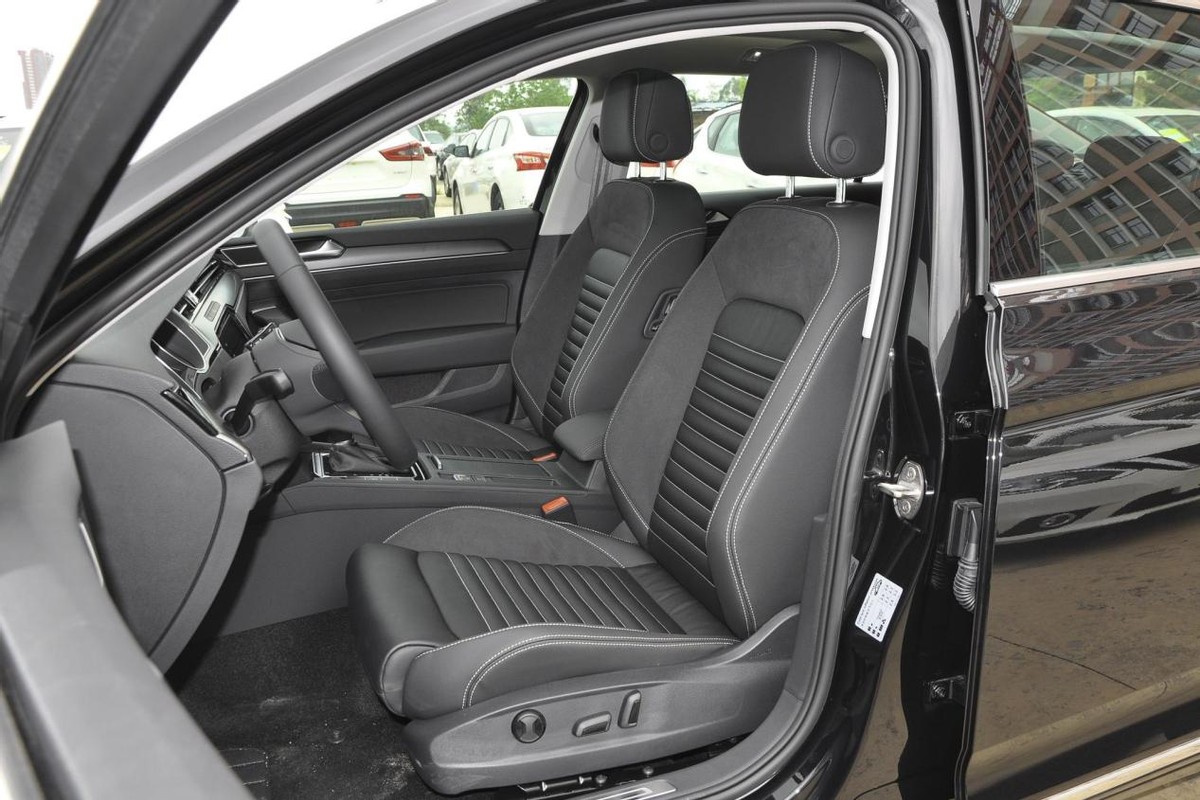 体验2.0T领先型大众迈腾，外观漂亮、空间大，预算20万出头可参考