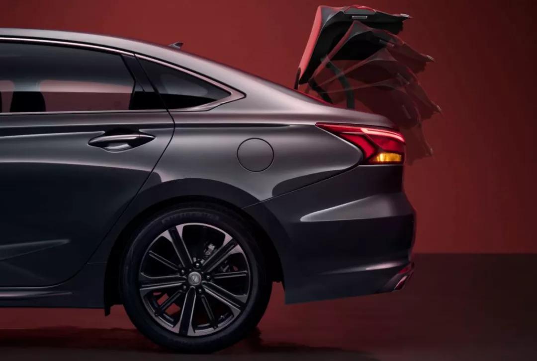 轿车市场竞争激烈，新长安锐程CC蓝鲸版靠什么突围？