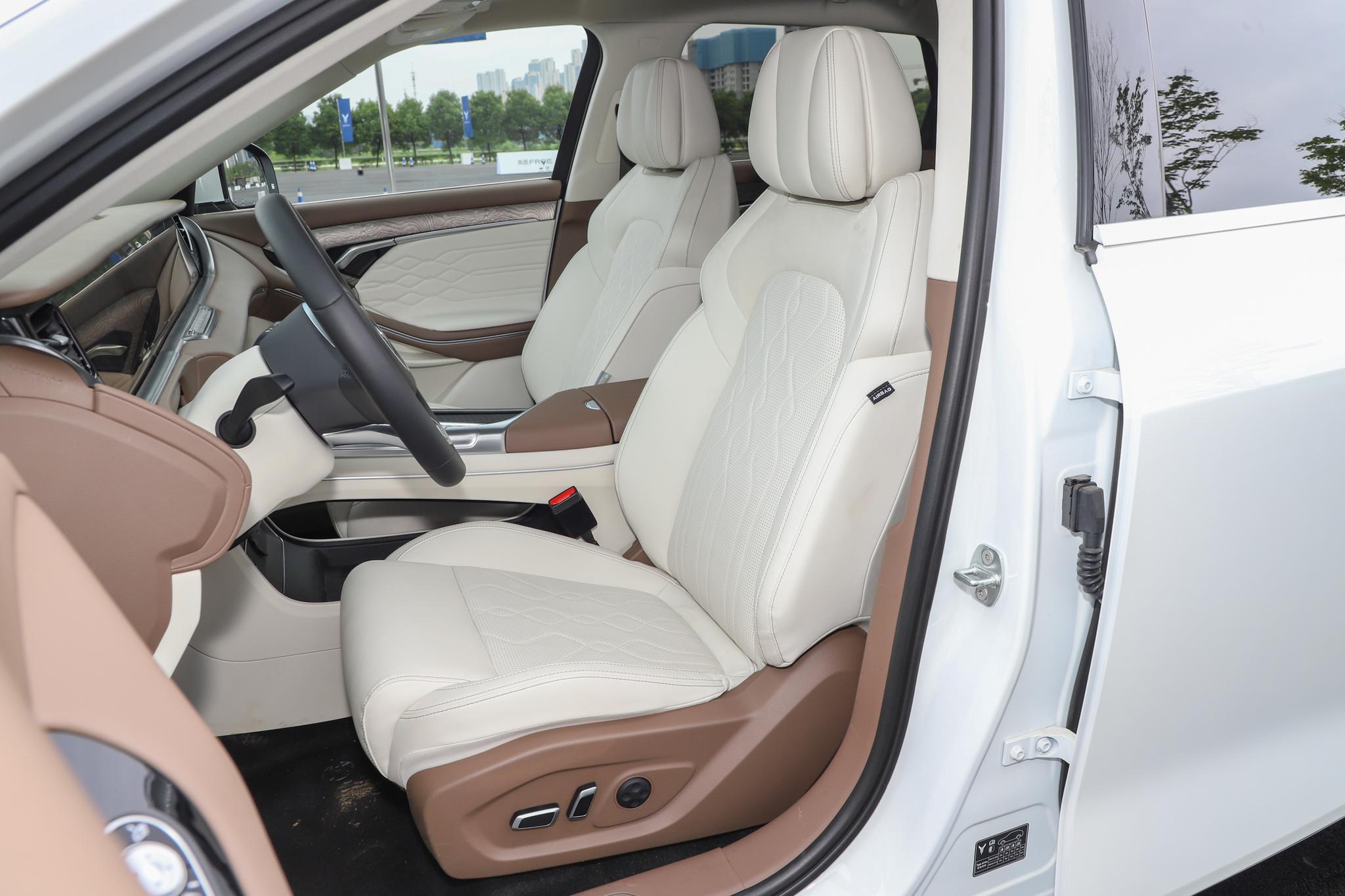 岚图FREE：配三联升降屏+空气悬挂+694马力，驾驶舒适性较好