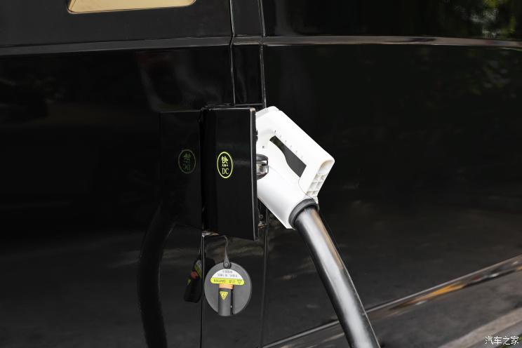 提供丰富的选装配置，售价24.18万起，详细解读 SEM DELICA轻型客车