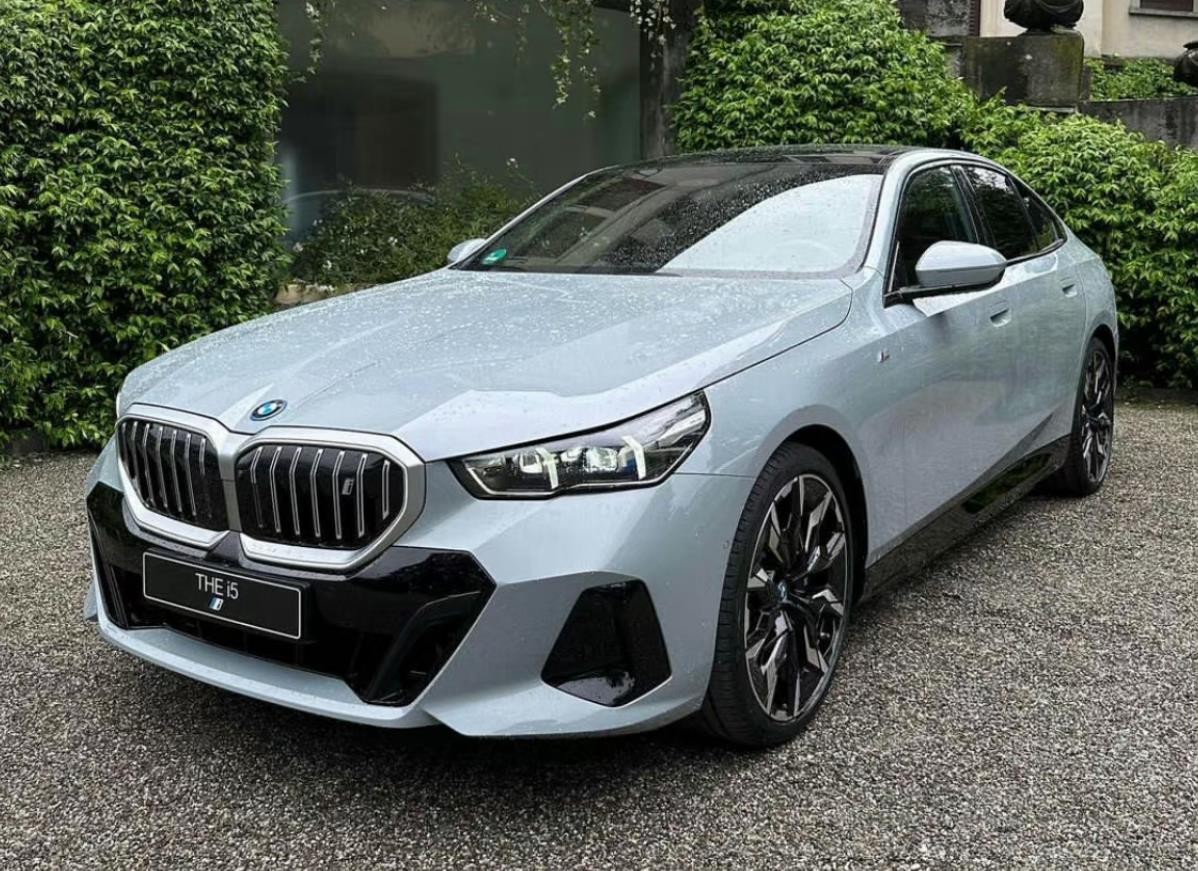 新一代宝马5系实拍,增纯电版本,interaction bar个性自定义内饰