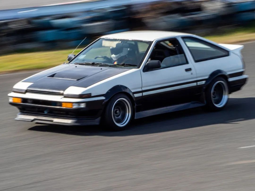 丰田花冠AE86介绍(藤原拓海该换车了！1986款丰田AE86皮卡拉彩电冰箱都没问题)