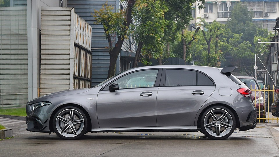 奔驰A45 AMG：性能猛兽，驰骋巅峰