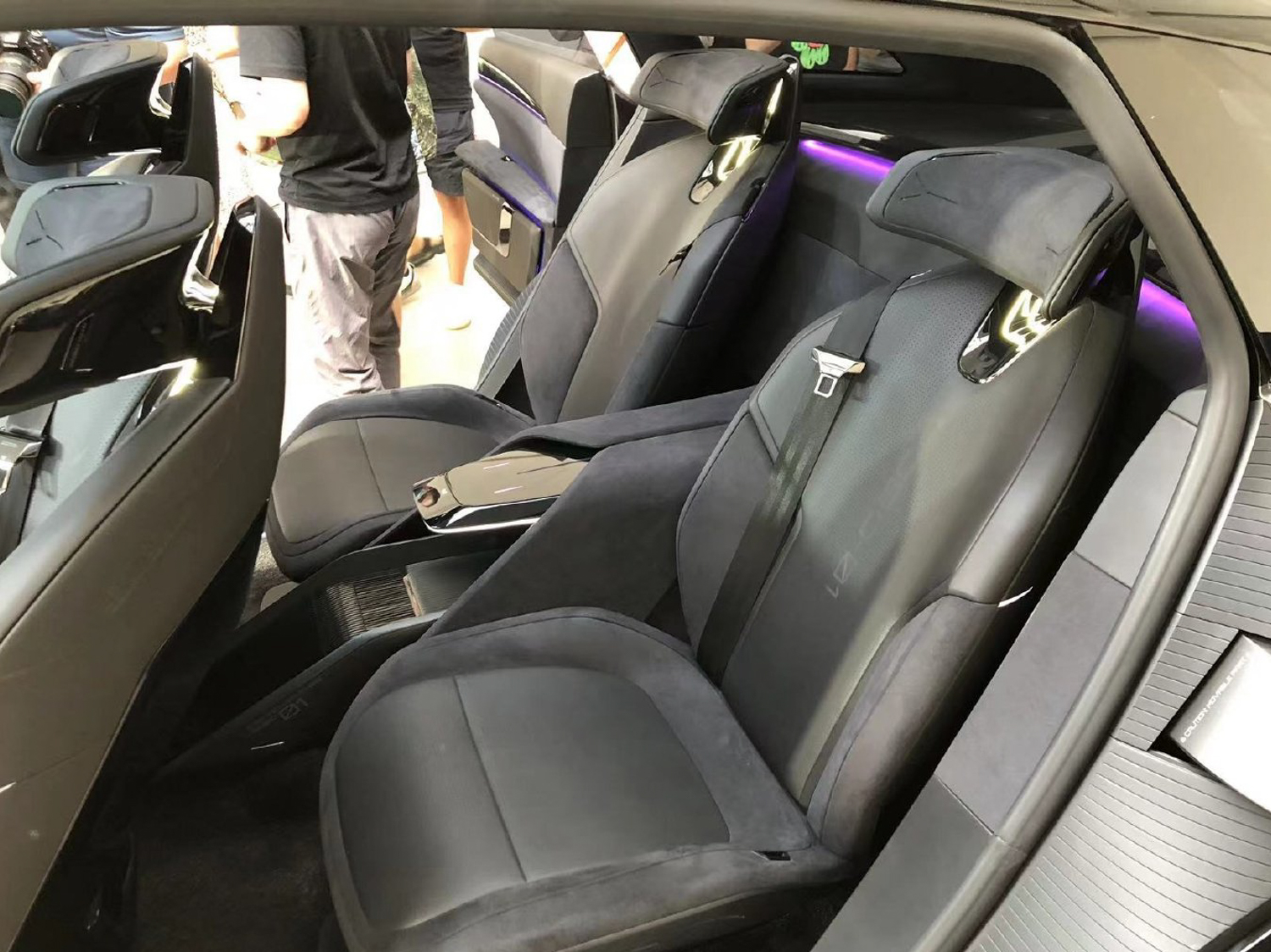 这是汽车还是宇宙飞船？汽车机器人概念车集度ROBO-01