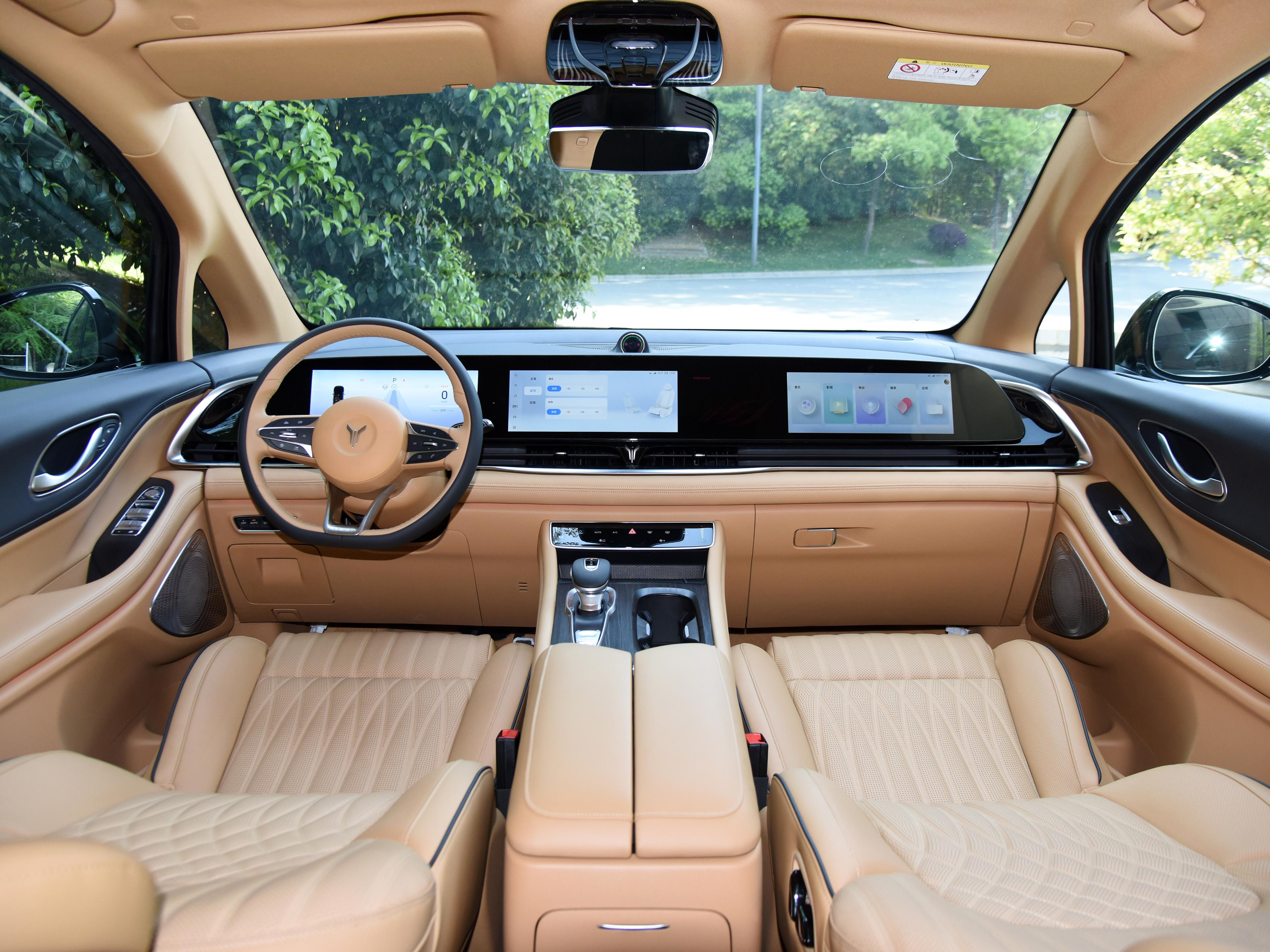 想买新能源MPV，可以看看这款车，配电动四驱，“贴地感”好