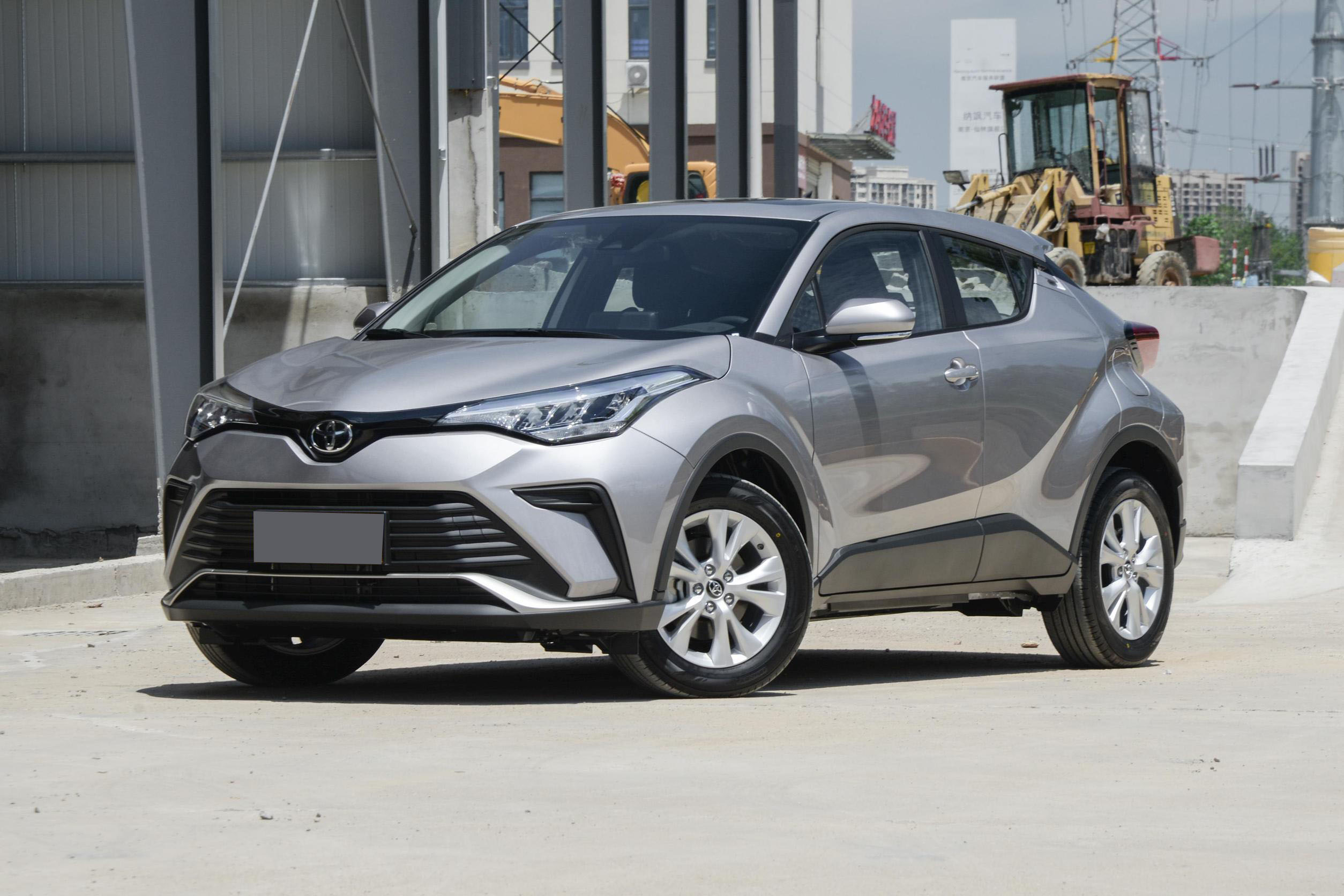 油耗6l不到,丰田入门家用小suv,开着省心价格小贵,奕泽izoa