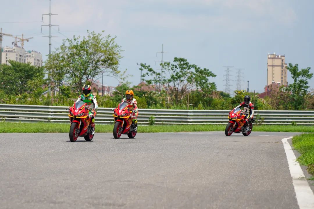 城市赛车摩托(赛科龙带你零门槛下赛道-RC401赛道体验)