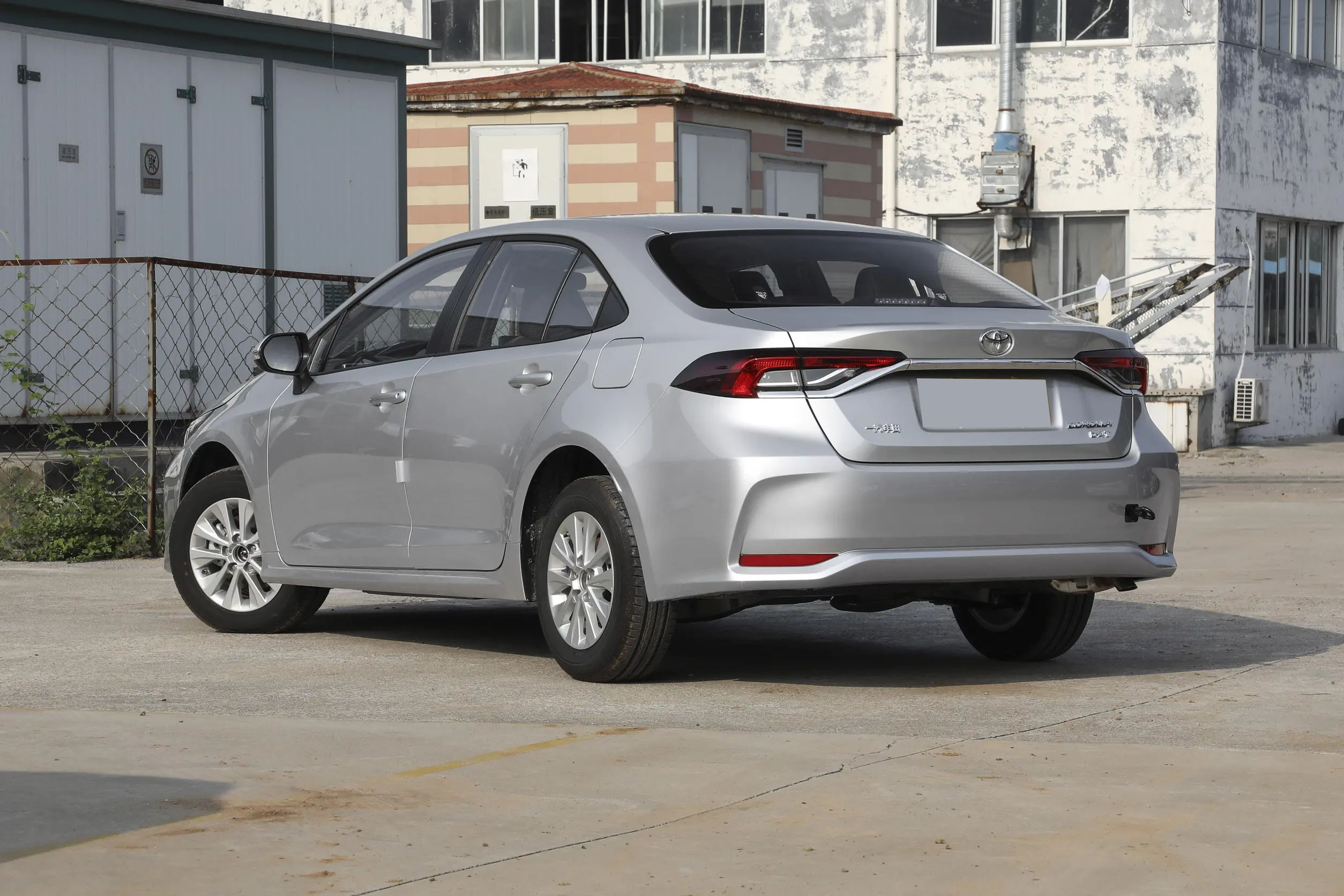 实拍卡罗拉(省油"王",家用省心低价高配三厢丰田车,均衡好车,实拍