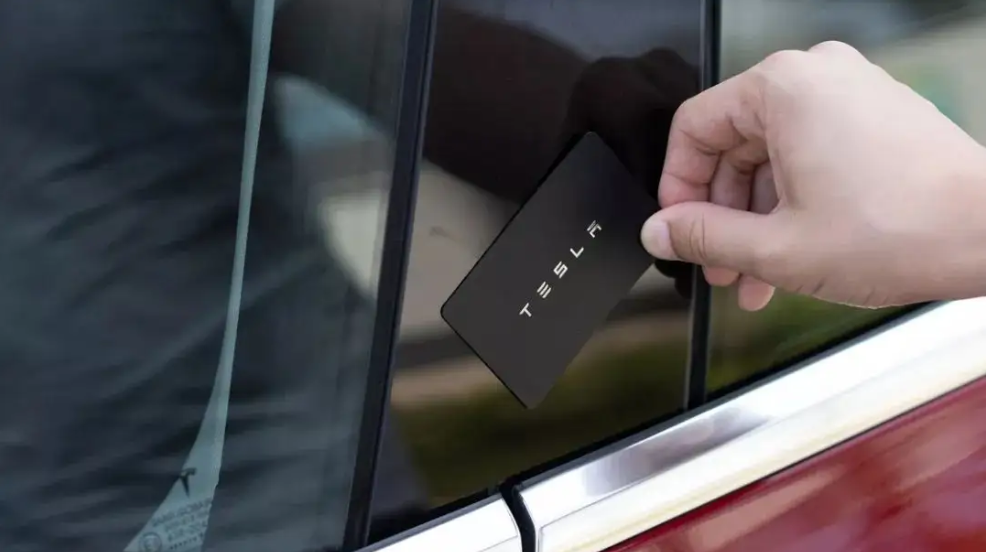 特斯拉价格不断飙升，配置却缩水，Key Fob遥控钥匙已非标配