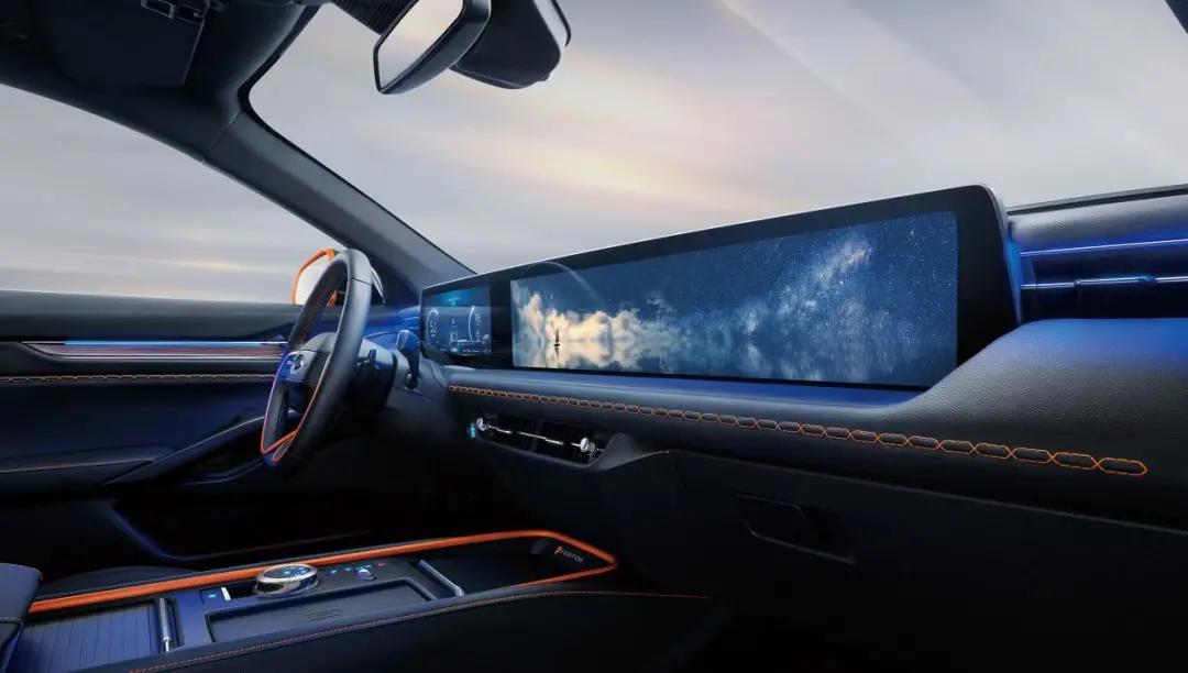 1.1米中控大屏、整车OTA升级……这竟然是一辆燃油车！