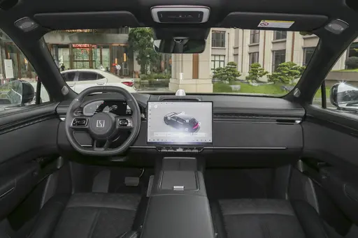 全家0差评豪华SUV！轴距2925mm，比Model Y大一圈，还配800V超快充