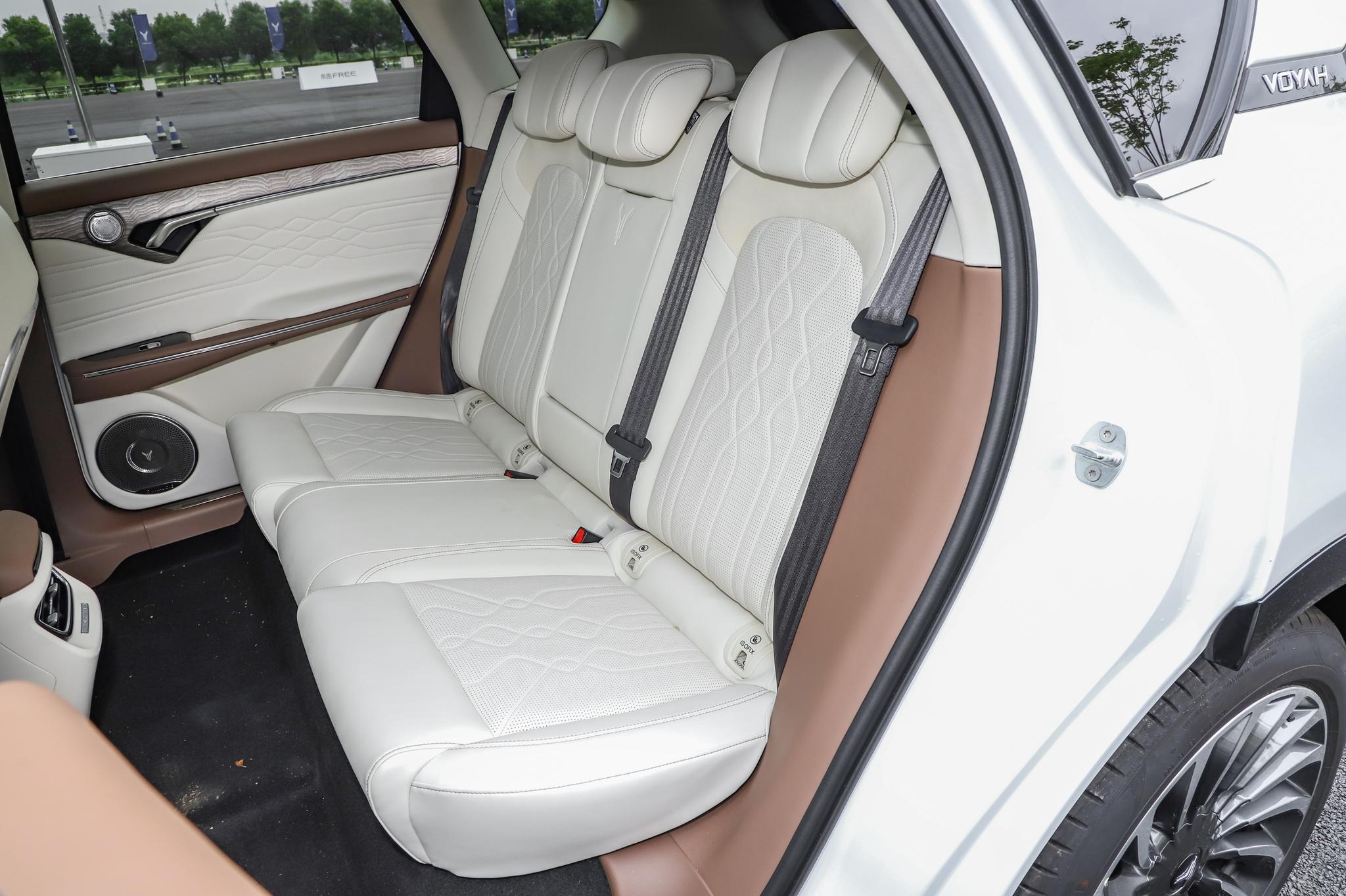 岚图FREE：配三联升降屏+空气悬挂+694马力，驾驶舒适性较好