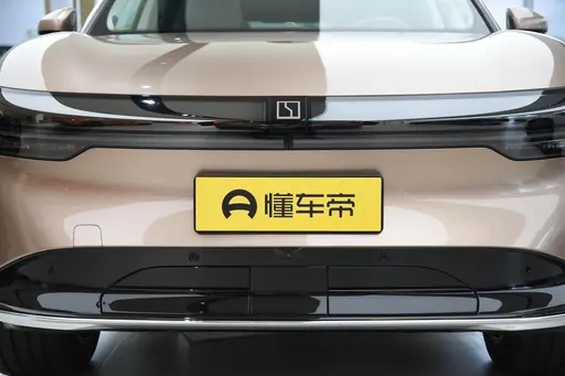 全家0差评豪华SUV！轴距2925mm，比Model Y大一圈，还配800V超快充
