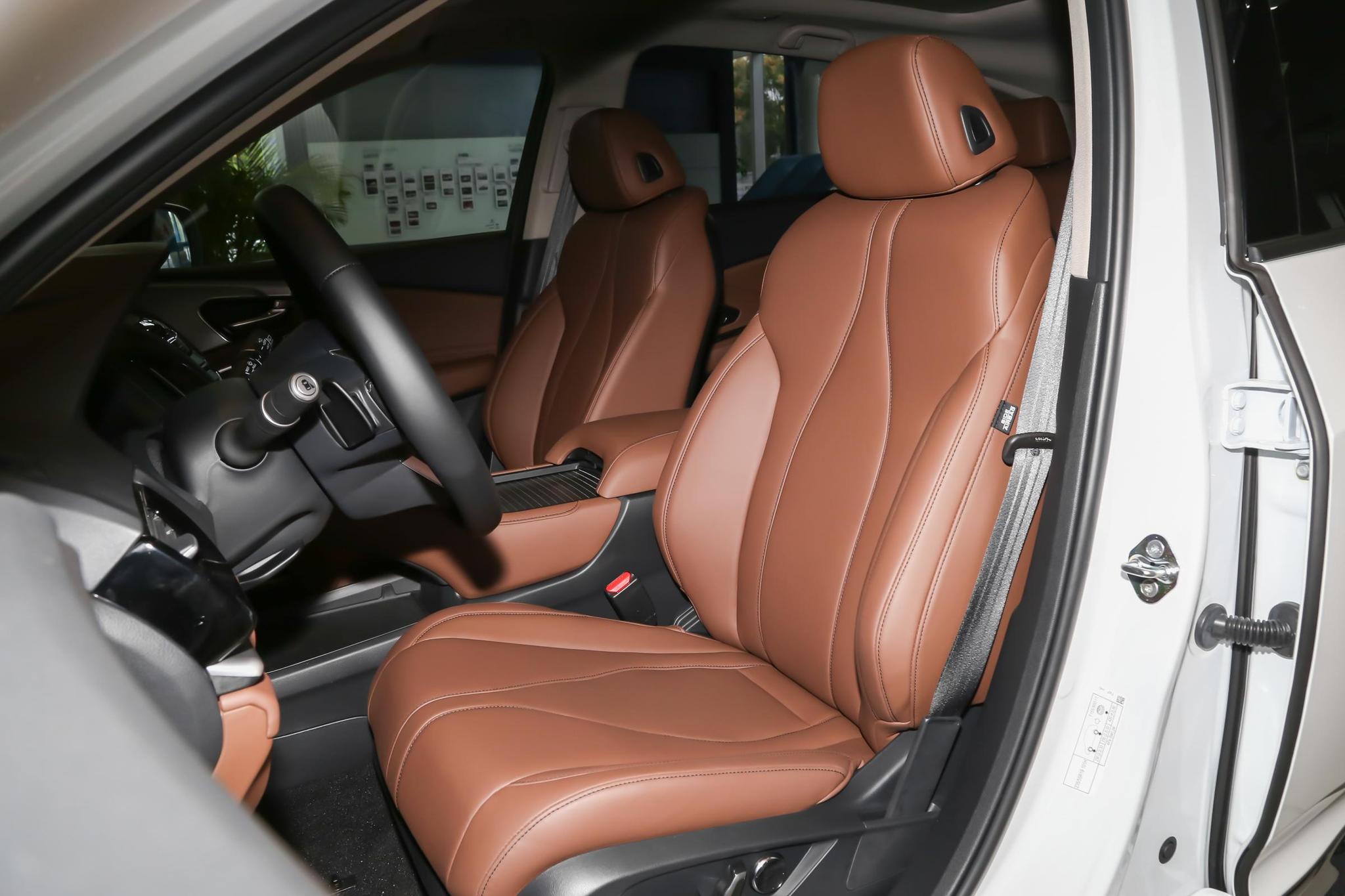售价39.6万，2.0T+10AT+全时四驱，个性十足，实拍讴歌RDX
