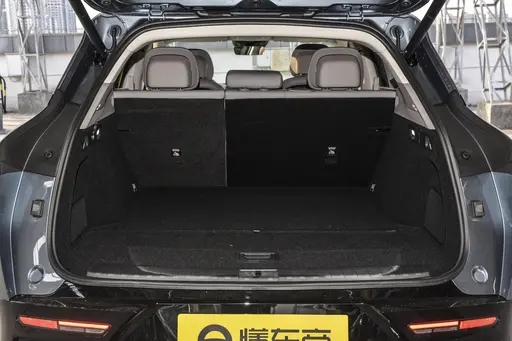 全家0差评豪华SUV！轴距2925mm，比Model Y大一圈，还配800V超快充