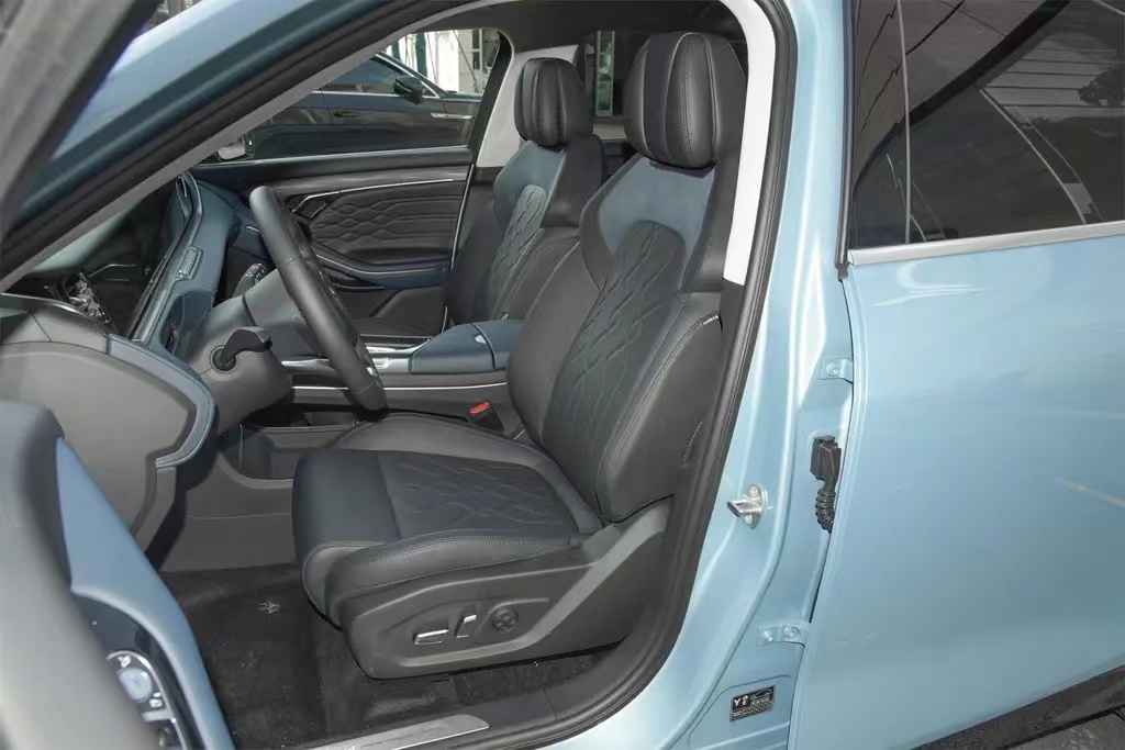 岚图FREE四驱增程版，空间宽敞，百公里加速4.5s，适合年轻人