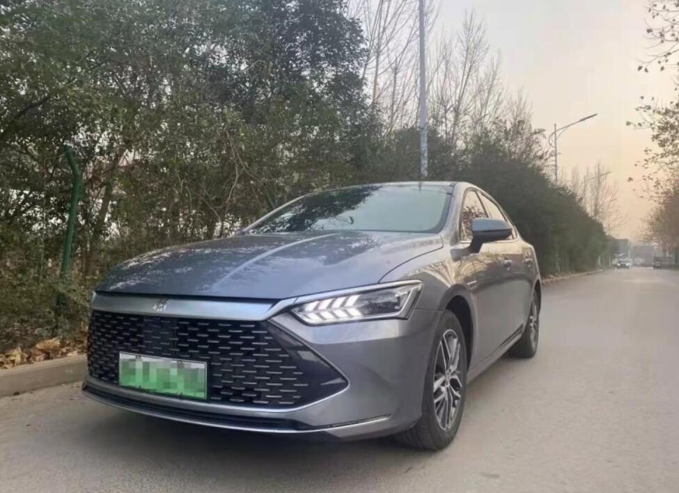 国产轿车哪些值得买？这两款车跻身销量排行榜前十，配置高还省油