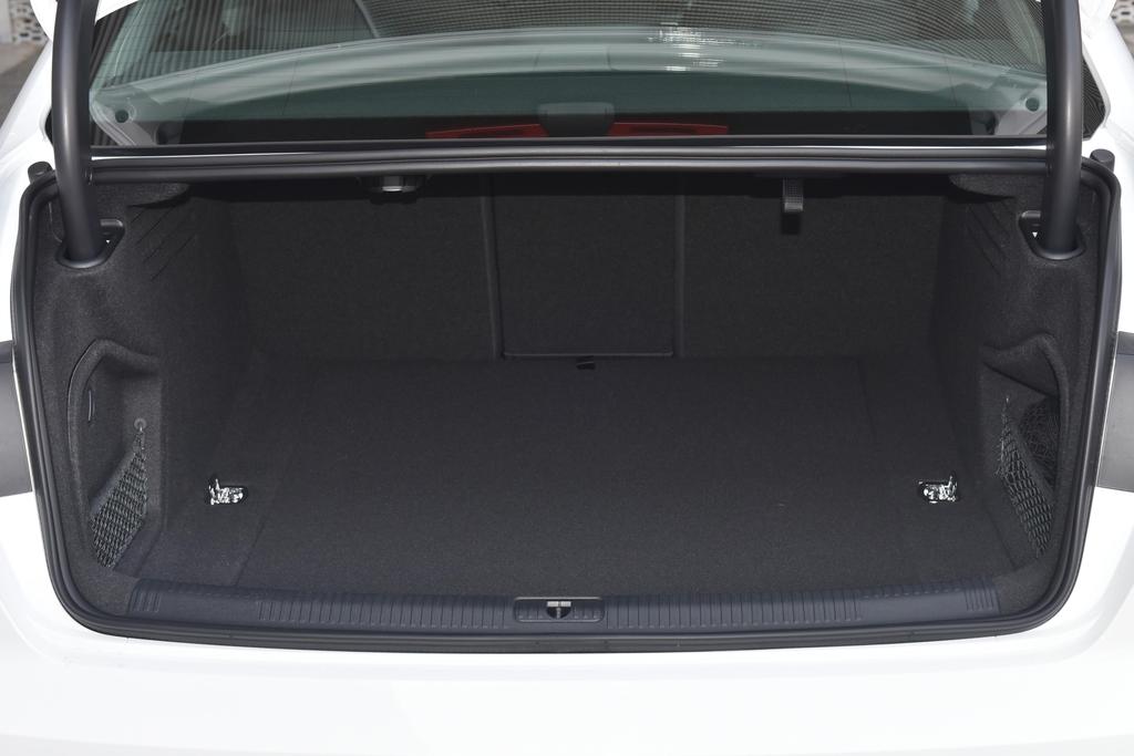 年轻人的豪华B级车 外观帅气标配2.0T解读奥迪A4L豪华型