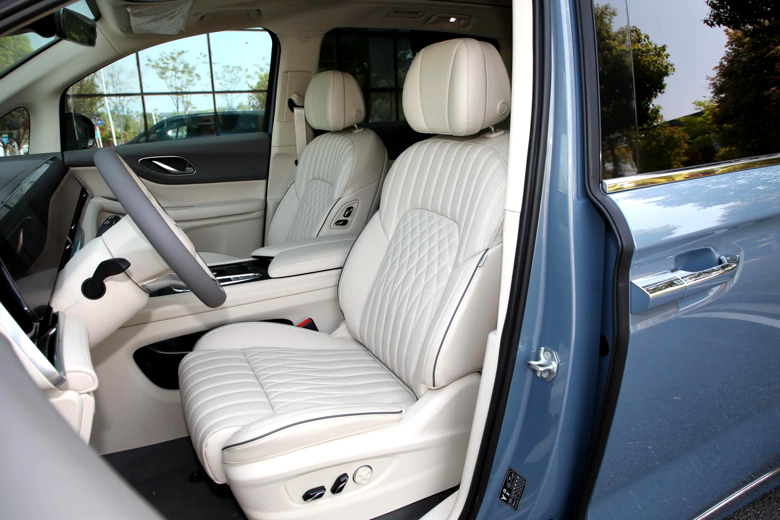 想买新能源MPV，可以看看这款车，配电动四驱，“贴地感”好