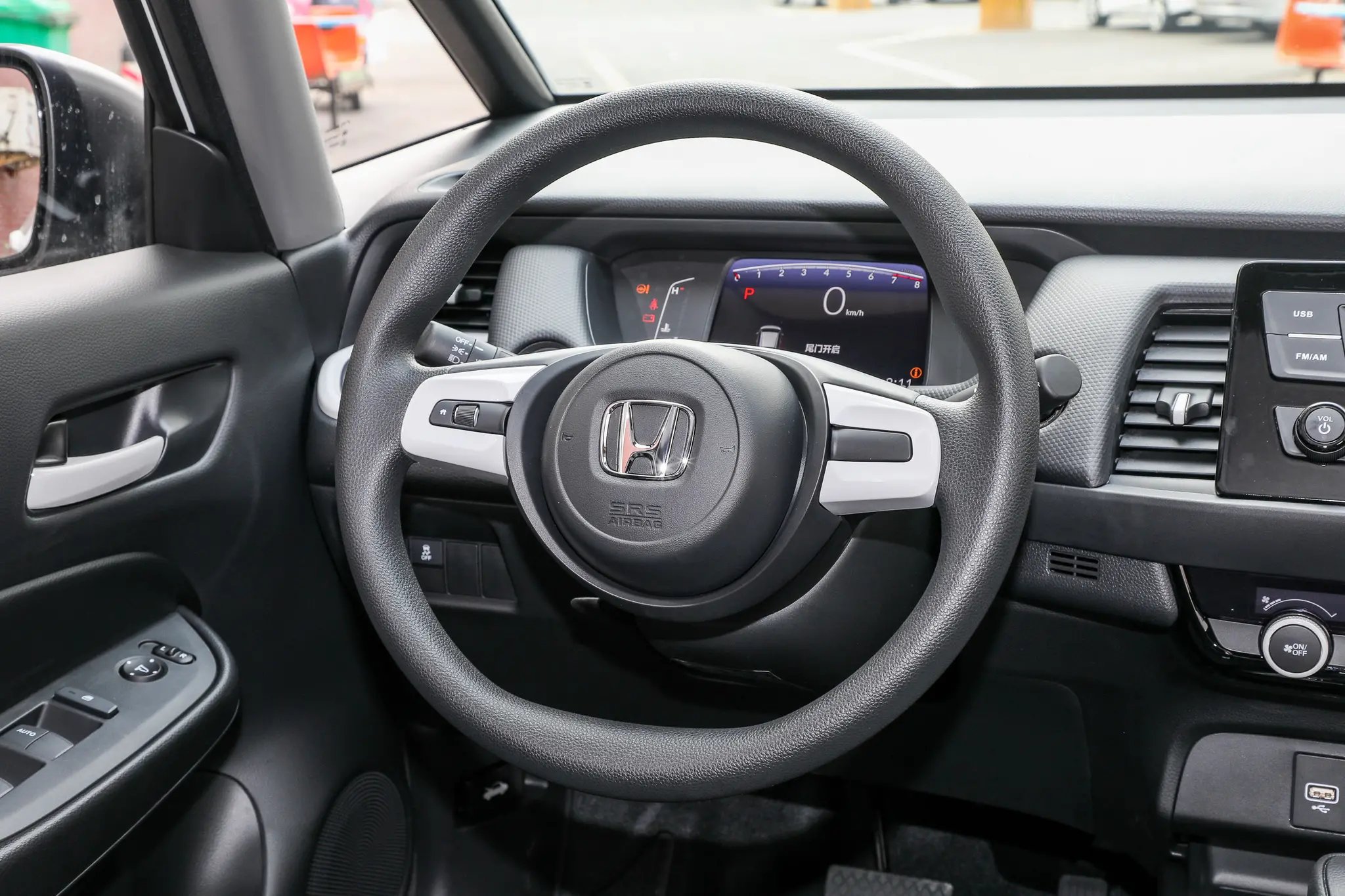 但进入车内,还是给吓了一跳,因为这款飞度的内饰真的是太"朴实无华"了