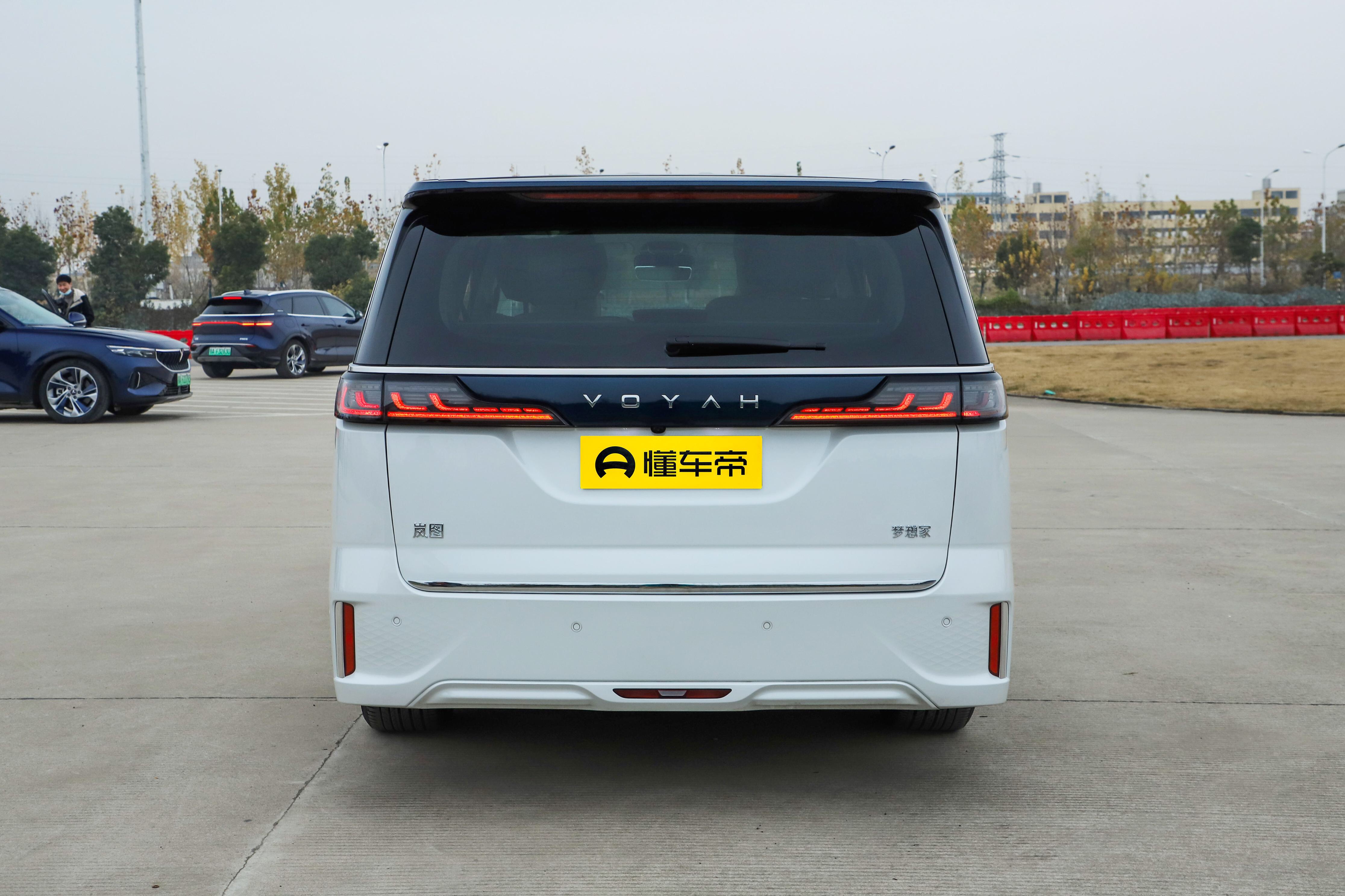 想买新能源MPV，可以看看这款车，配电动四驱，“贴地感”好