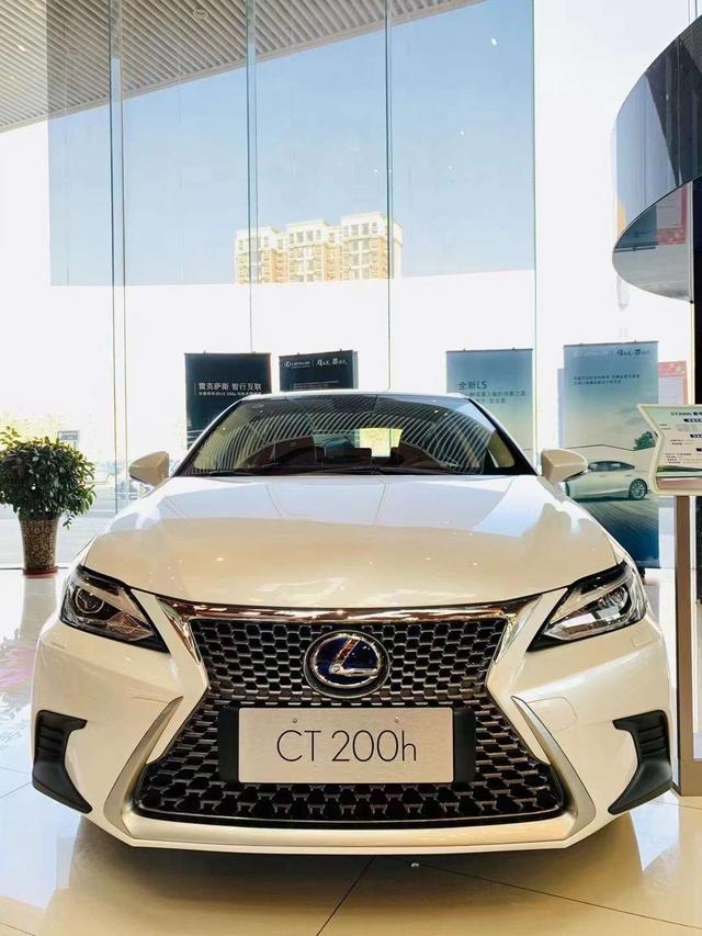 雷克萨斯CT200h豪华紧凑型轿车优雅设计